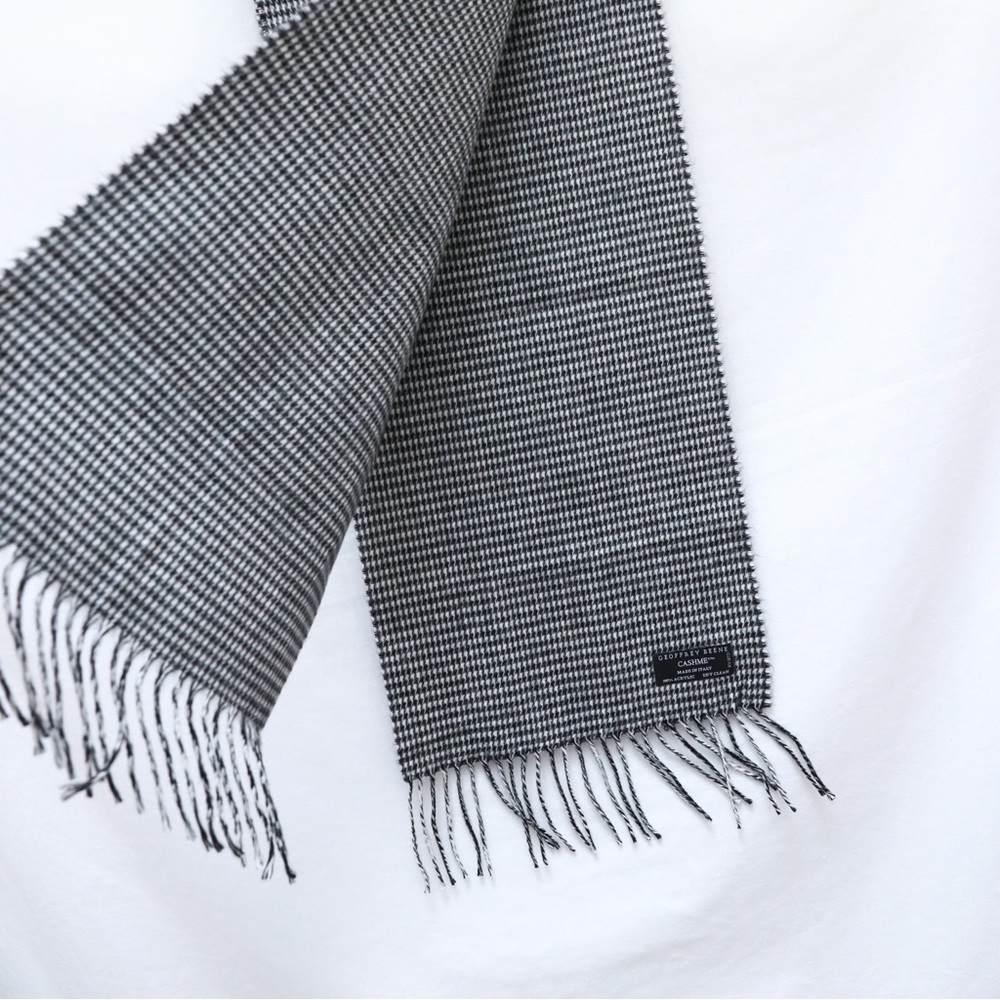 Geoffrey Beene Cashme scarf herringbone print winter fall autumn black white
